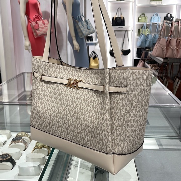 MICHAEL KORS
Reed Large Logo Shoulder Tote Bag
Light Cream Multi 
35S3G6RT3B
NWT - Picture 11 of 16